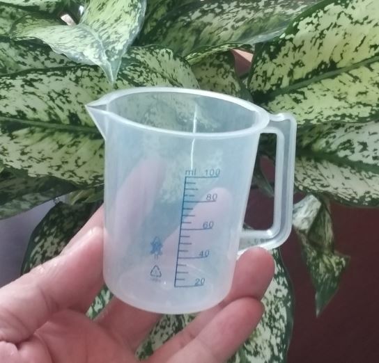 Ca nhựa chia vạch xanh có quai 100ml, hãng Onelab