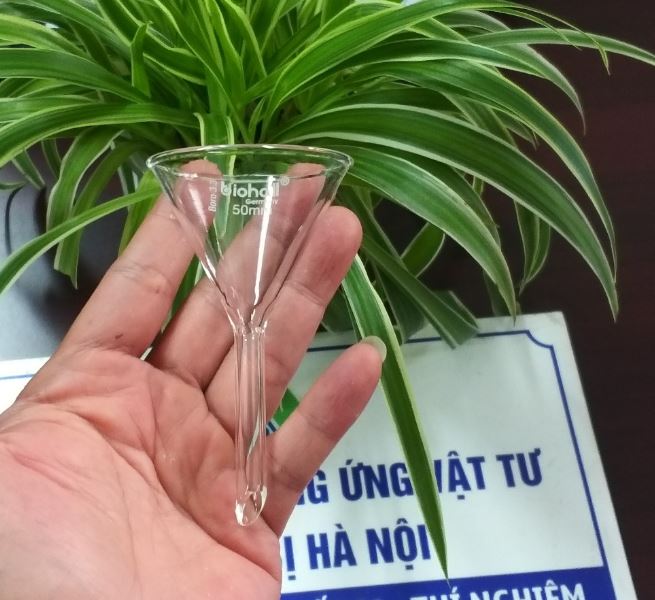 Phễu thủy tinh 50mm, hãng Biohall
