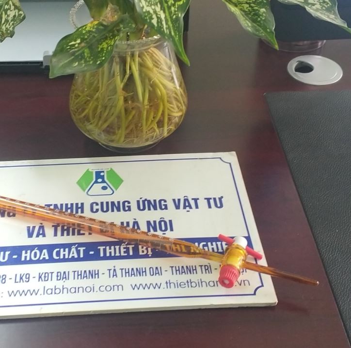 Buret thủy tinh nâu 10ml, khóa nhựa PTFE, hãng Biohall