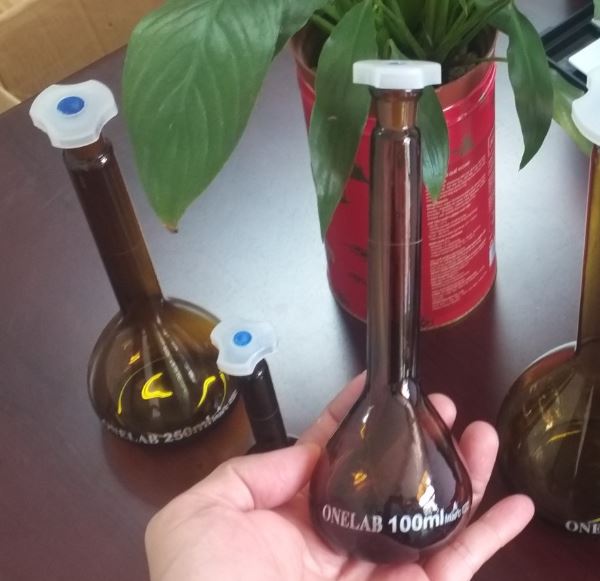 Bình định mức nâu 200ml, hãng Onelab