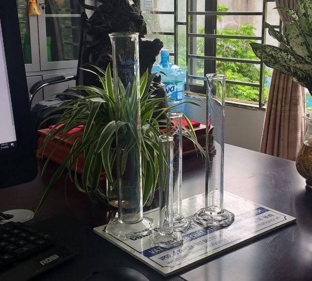 Ống đong thủy tinh 250ml có chia vạch, hãng Biohall