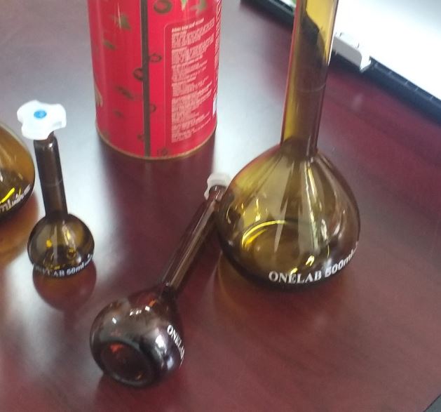 Bình định mức nâu 10ml, nút nhựa, hãng Onelab