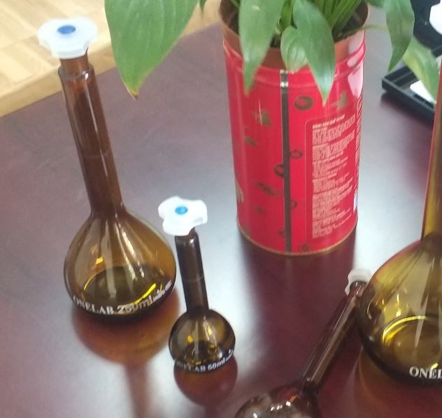 Bình định mức nâu 20ml, nút nhựa, hãng Onelab