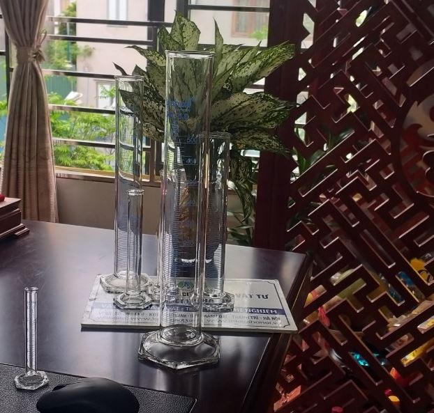 Ống đong thủy tinh 500ml có đế lục giác, hãng Biohall