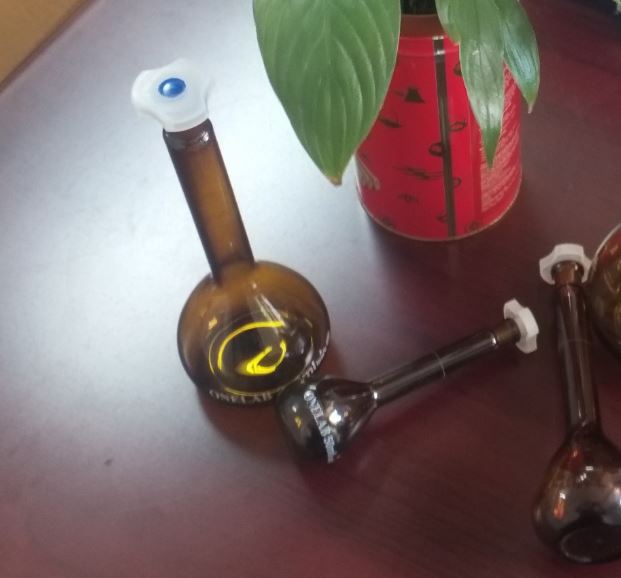 Bình định mức nâu 50ml, nút nhựa, hãng Onelab