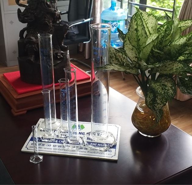 Ống đong thủy tinh 1000ml có đế lục giác, hãng Biohall