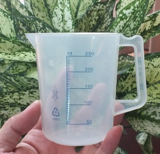 Ca nhựa chia vạch xanh có quai 250ml, hãng Onelab