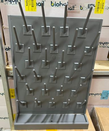 Giá phơi dụng cụ thí nghiệm bằng nhựa PP 27 vị trí loại treo tường, hãng Onelab