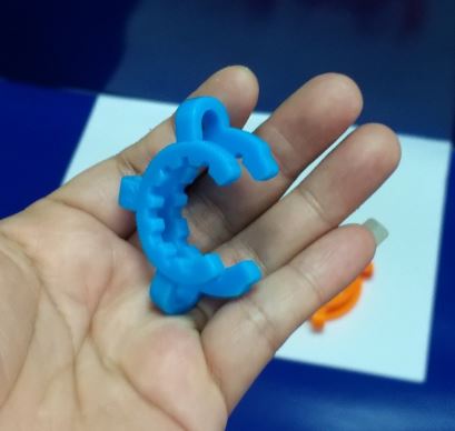 Kẹp cổ bình cầu bằng nhựa số 19, hãng Onelab