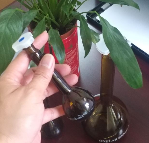 Bình định mức nâu 500ml, nút nhựa, hãng Onelab