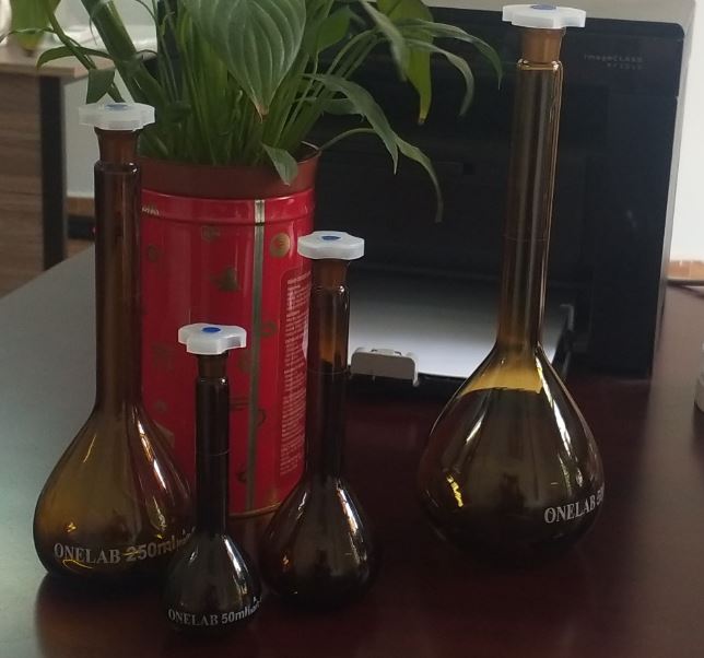 Bình định mức nâu 1000ml, nút nhựa, hãng Onelab