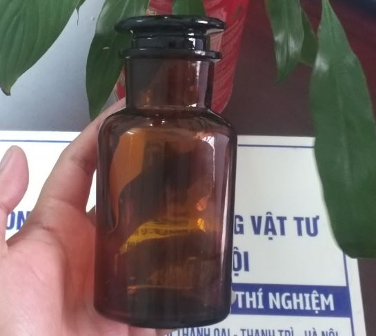 Chai thủy tinh nâu nút mài miệng hẹp 500ml, hãng Onelab