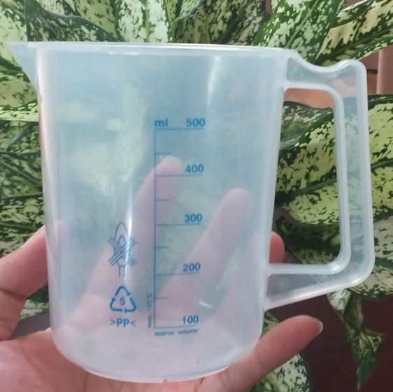 Ca nhựa chia vạch xanh có quai 500ml, hãng Onelab