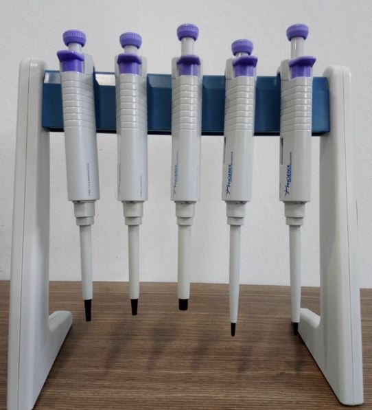 Giá treo micropipet dạng thẳng đứng 6 vị trí