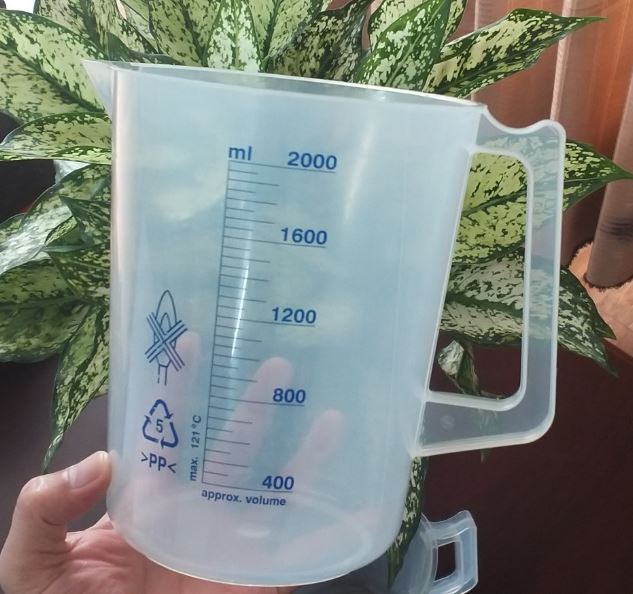 Ca nhựa chia vạch xanh có quai 2000ml, hãng Onelab