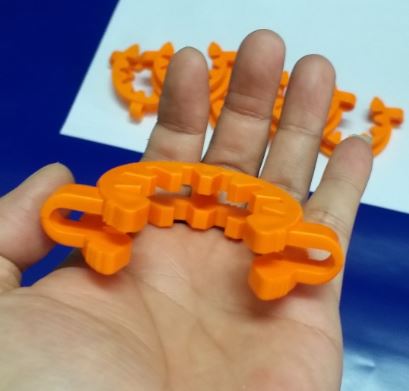 Kẹp cổ bình cầu bằng nhựa số 34, hãng Onelab