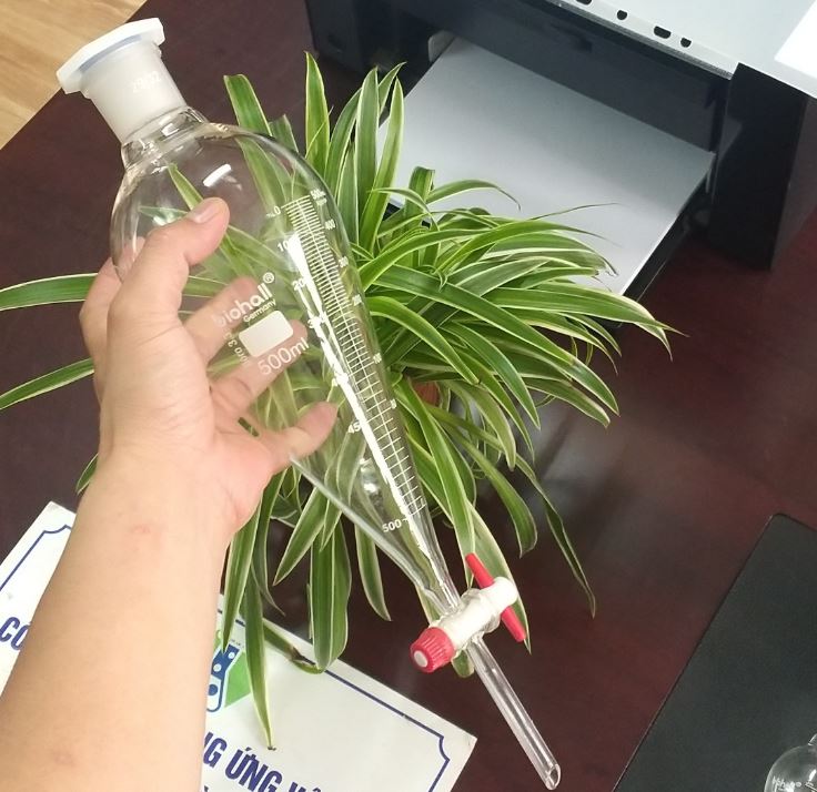 Phễu chiết quả lê 2000ml có chia vạch, khóa nhựa PTFE, hãng Biohall