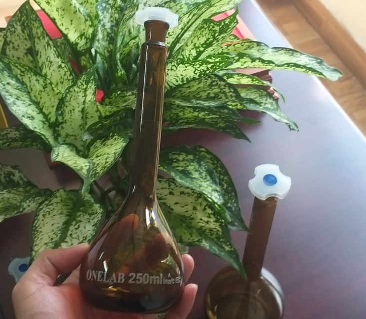 Bình định mức nâu 250ml, hãng Onelab