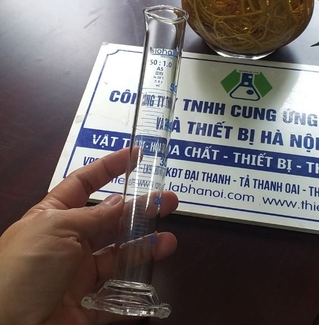 Ống đong thủy tinh 50ml đế lục giác, hãng Biohall