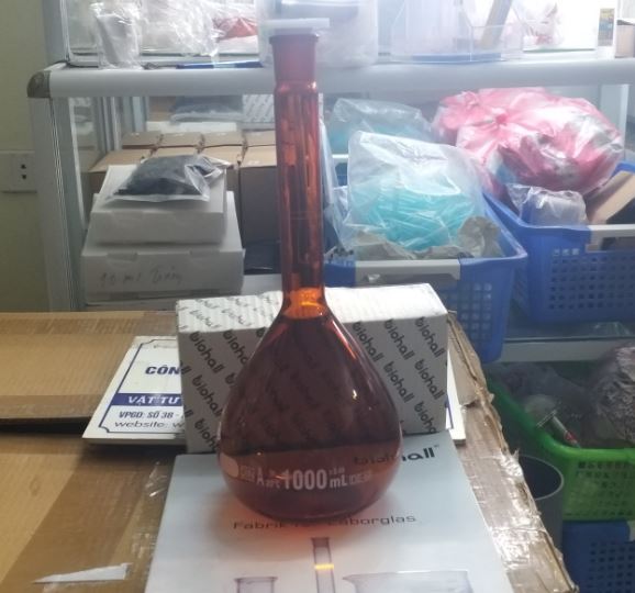 Bình định mức nâu 1000ml, nút nhựa, hãng Biohall