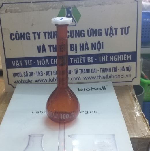 Bình định mức nâu 100ml, nút nhựa, hãng Biohall