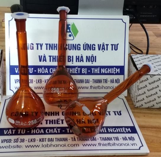 Bình định mức nâu 250ml, nút nhựa, hãng Biohall