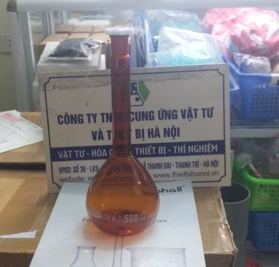 Bình định mức nâu 500ml, nút nhựa, hãng Biohall