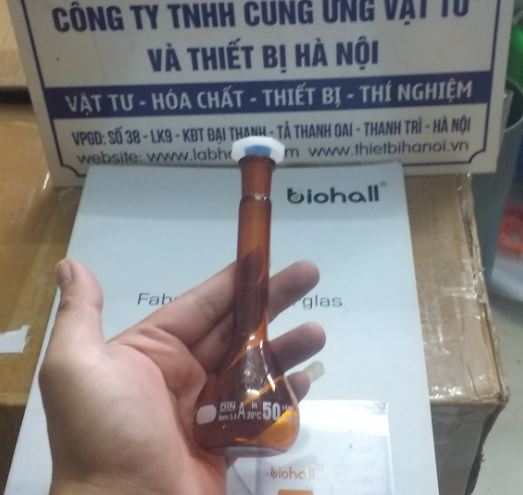 Bình định mức nâu 50ml, nút nhựa, hãng Biohall