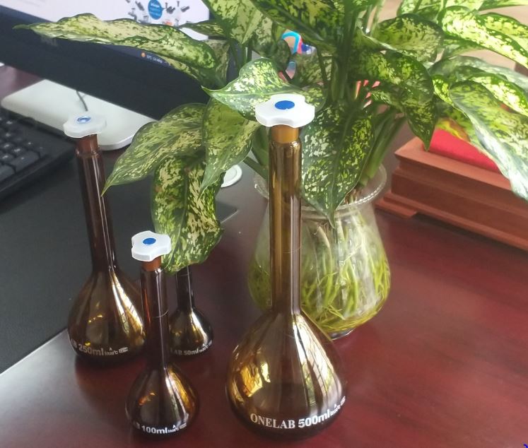 Bình định mức nâu class A, nút nhựa, hãng Onelab