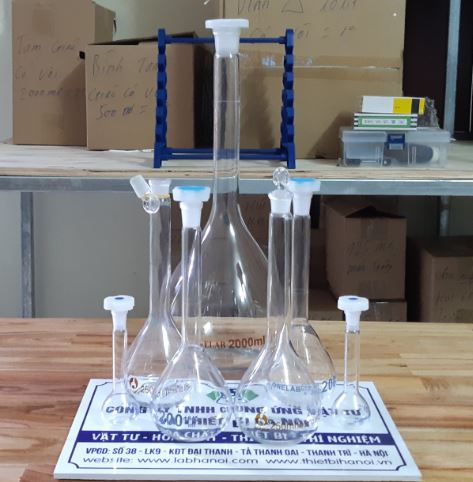 Bình định mức trắng class A, nút nhựa, hãng Onelab